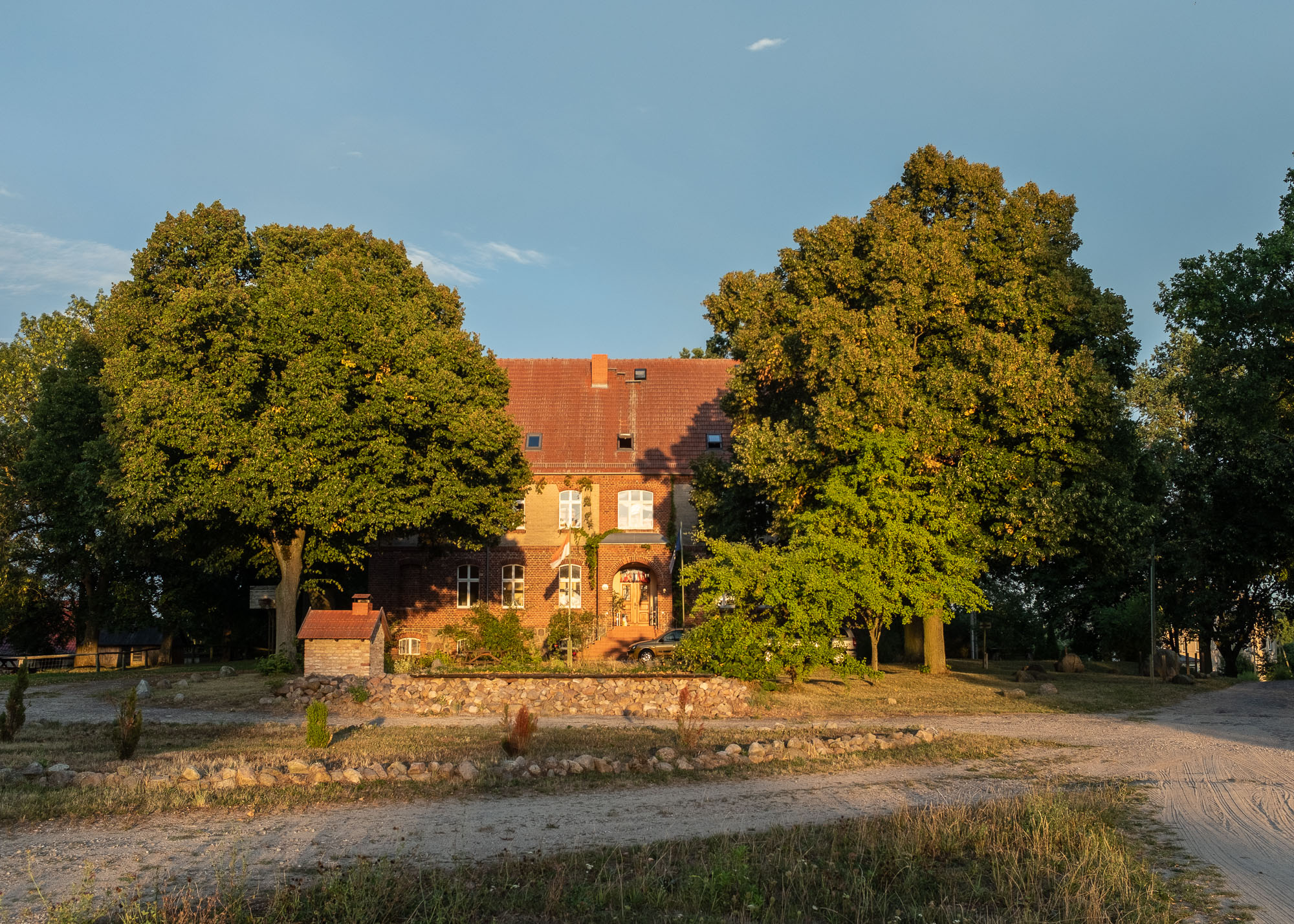 Haus Neudorf im Sonnenuntergang